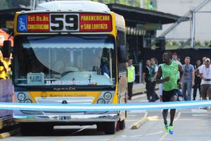 Bolt gana desafío a metrobús argentino