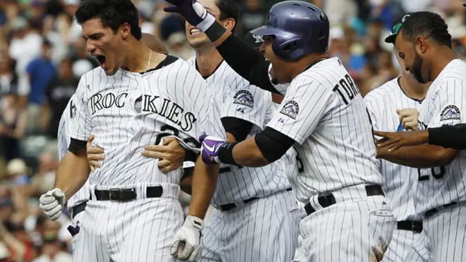 El mexicano Jorge de la Rosa participa en la victoria de Rockies