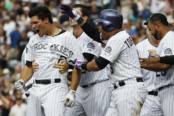 El mexicano Jorge de la Rosa participa en la victoria de Rockies