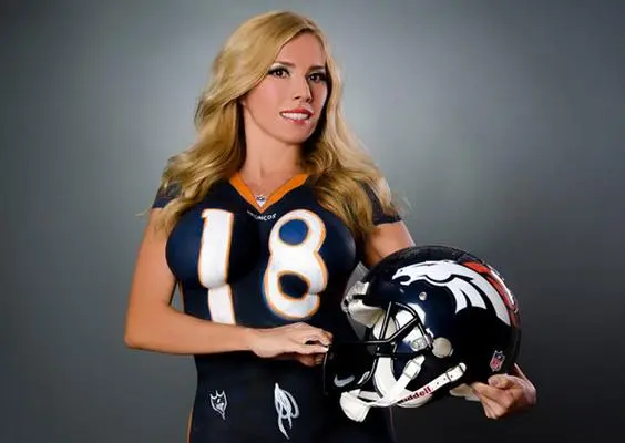 Natasha Kizmet, body painting por Manning