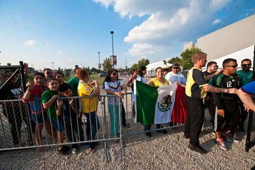 La afición Tricolor se hizo presente a las afueras del inmueble en Ohio | CÉSAR VICUNA