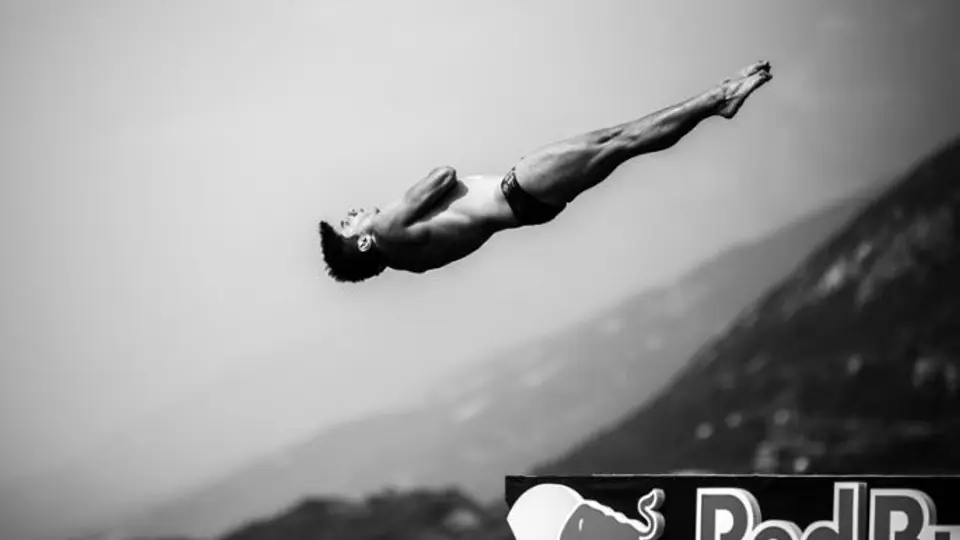 Jonathan Paredes brilla en el Red Bull Cliff Diving