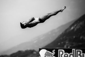 Jonathan Paredes brilla en el Red Bull Cliff Diving