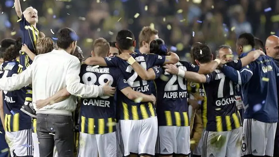 Fenerbahce gana la Liga Turca sólo con mujeres y niños