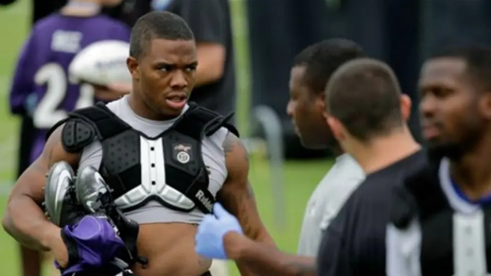 Ray Rice, suspendido dos partidos por violencia familiar