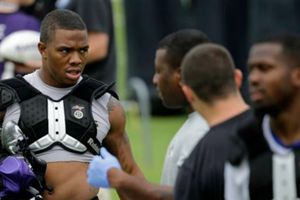 Ray Rice, suspendido dos partidos por violencia familiar