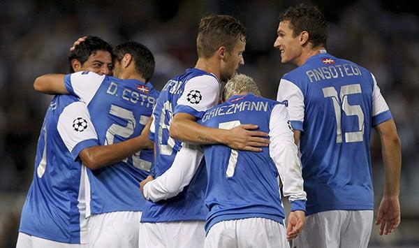 Sus compañeros felicitaron a Vela por sus goles | EFE
