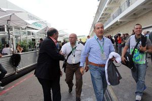 Calderón considera una falta respeto aparición de banderas de México con hoja de marihuana