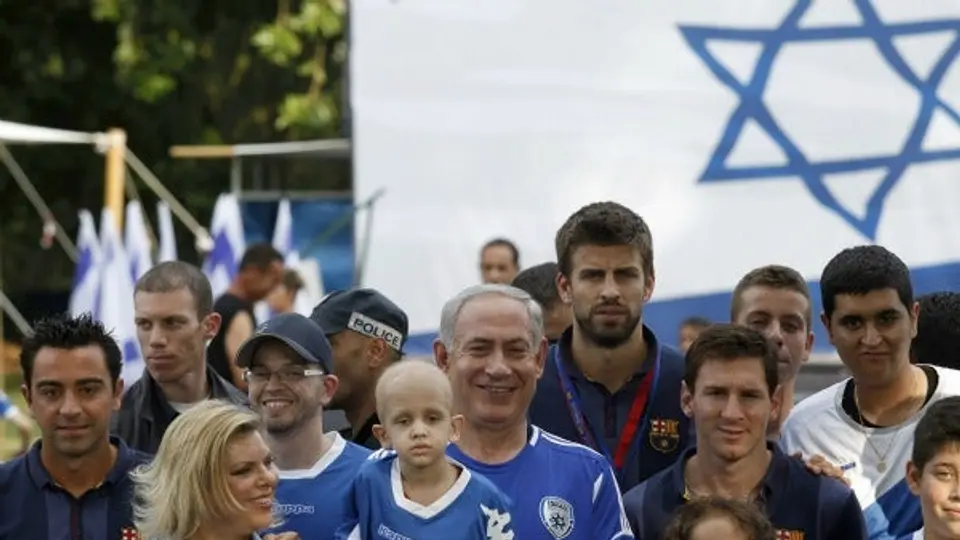 Estrellas del Barça visitan a niños con cáncer en Israel