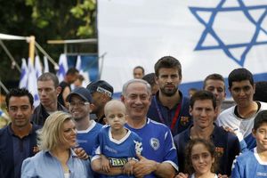 Estrellas del Barça visitan a niños con cáncer en Israel
