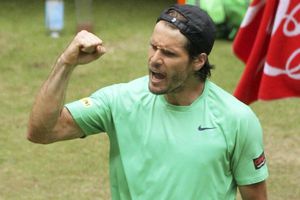 Haas vence a Monfils y será rival de Federer en Halle