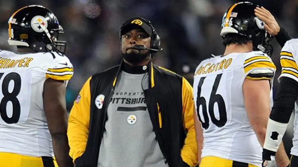 NFL multa a Mike Tomlin por interferir en una jugada