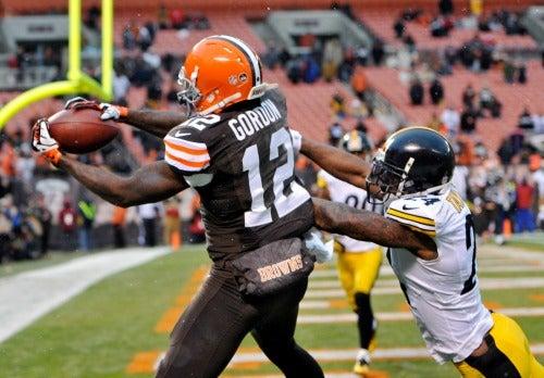 Gordon no pudo ayudar con esta recepción a los Browns, que perdieron 27-11 con los Acereros | AP
