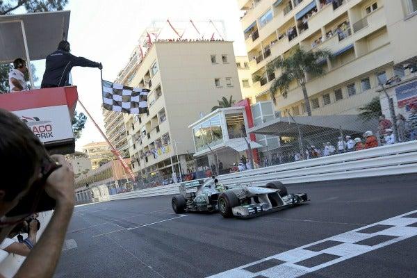 El piloto de Mercedes recibió la bandera a cuadros | EFE