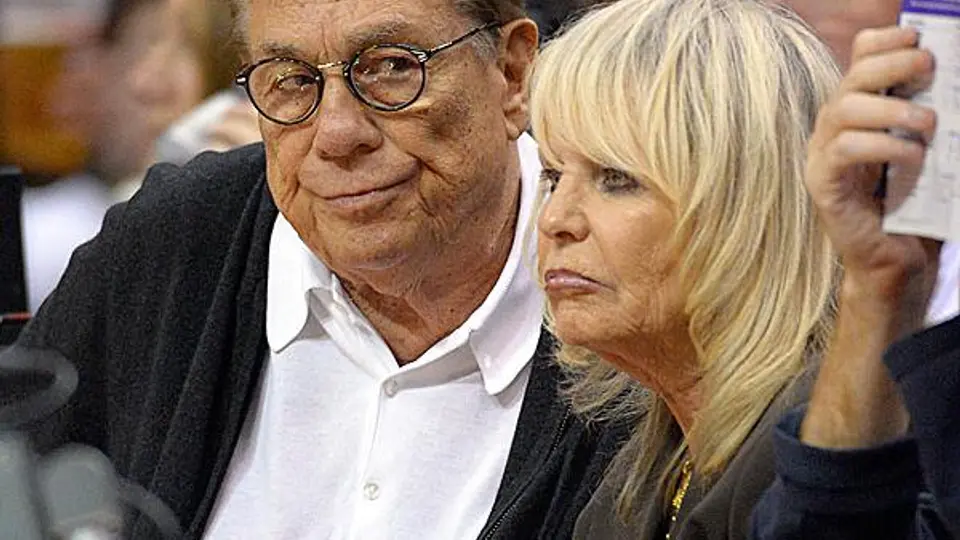 Sterling pierde el control y llama 'cerda' a su esposa