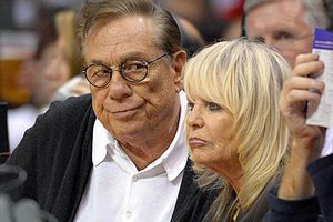 Sterling pierde el control y llama 'cerda' a su esposa