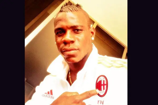 Mario Balotelli tiene nueva compañera