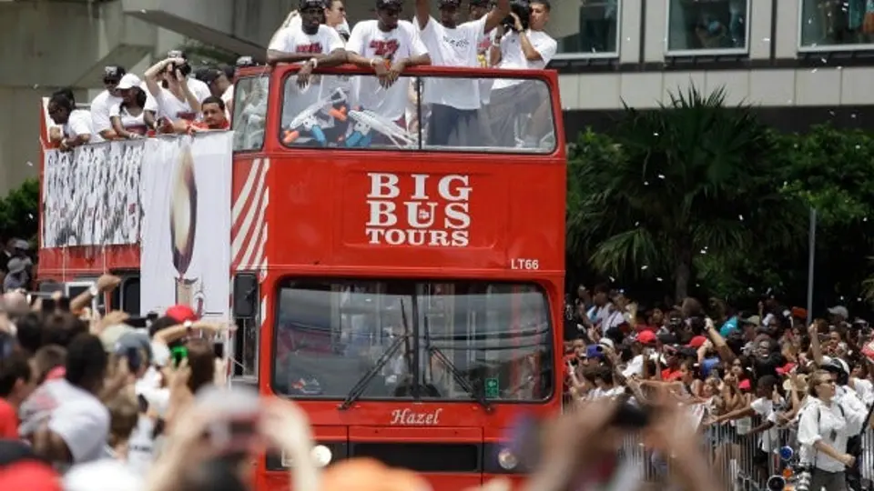 Heat de Miami festeja en las calles junto a sus aficionados