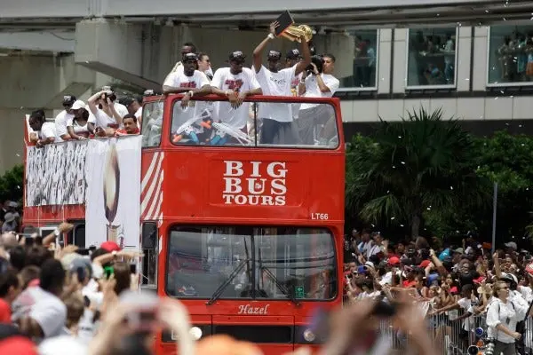 Heat de Miami festeja en las calles junto a sus aficionados