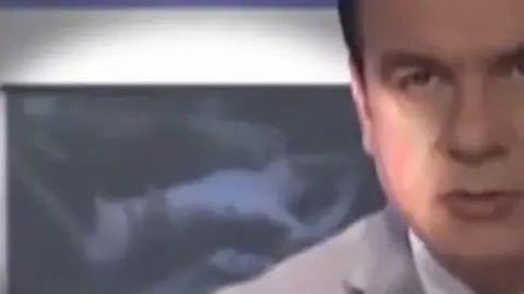 Mientras informaban sobre una protesta pasaron un video porno