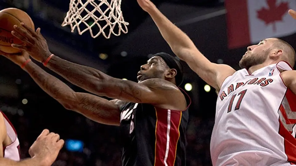 James guía a Miami en el triunfo sobre Toronto