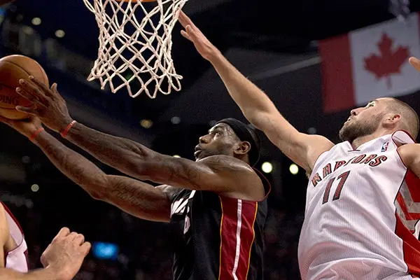 James guía a Miami en el triunfo sobre Toronto