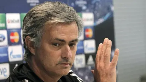 Mourinho no da explicaciones de su próxima salida de Madrid