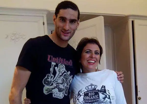 Fellaini presenta nuevo look