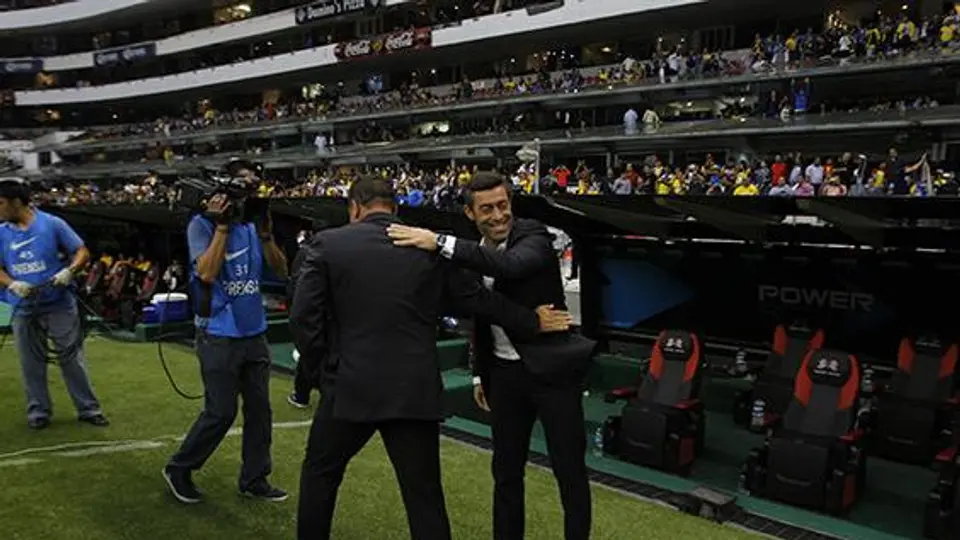 Pedro Caixinha se encara con Mohamed