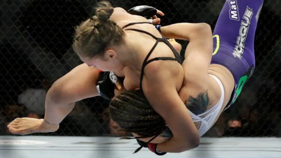 Rousey acaba con Davis en 16 segundos