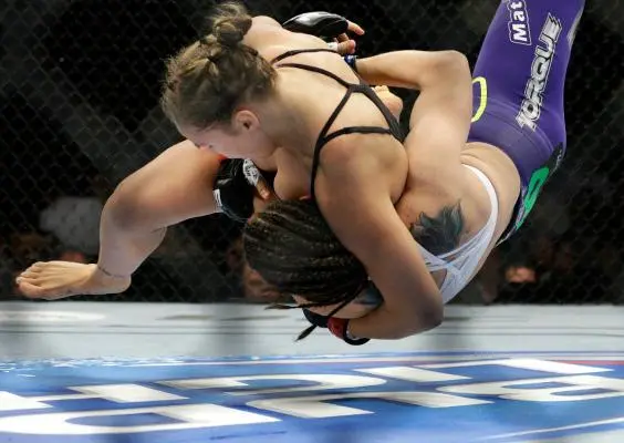 Rousey acaba con Davis en 16 segundos