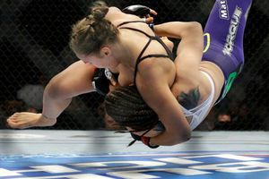 Rousey acaba con Davis en 16 segundos