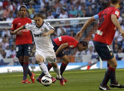 Luka Modric jugó en el partido, donde el Real Madrid derrotó 4-1 al Osasuna | EFE