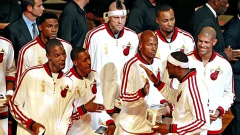 Jugadores del Heat reciben anillos de Campeón