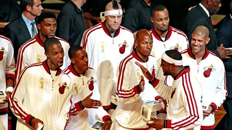Jugadores del Heat reciben anillos de Campeón