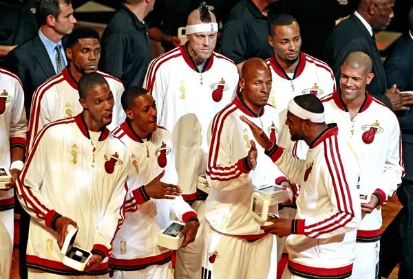 Jugadores del Heat reciben anillos de Campeón