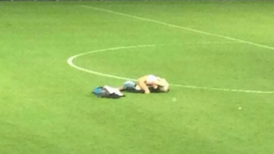Pareja tiene sexo en campo de futbol