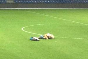 Pareja tiene sexo en campo de futbol