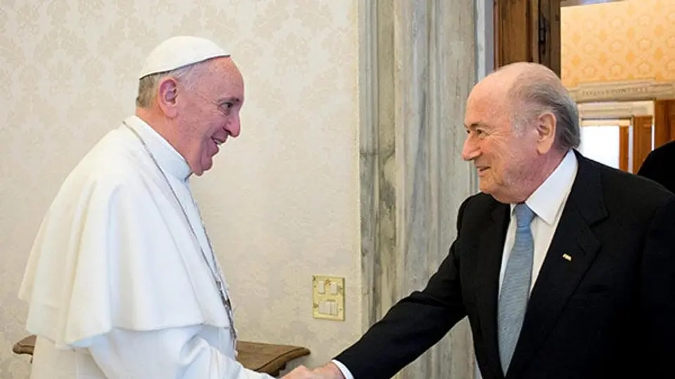 Papa Francisco y Joseph Blatter hablan de futbol