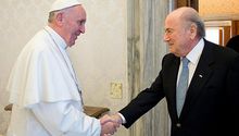 Papa Francisco y Joseph Blatter hablan de futbol