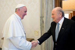 Papa Francisco y Joseph Blatter hablan de futbol