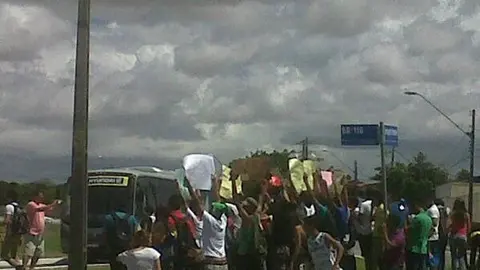 Protestan en Fortaleza previo al Brasil vs México