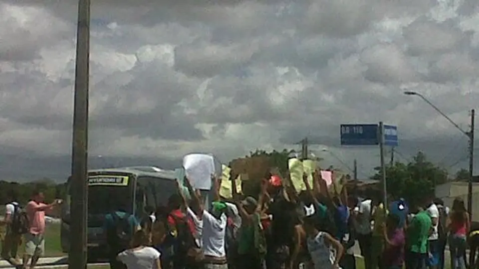 Protestan en Fortaleza previo al Brasil vs México