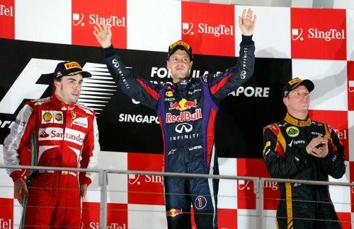 Fernando Alonso y Kimi Raikkonen acompañaron al de Red Bull en el podio | AP
