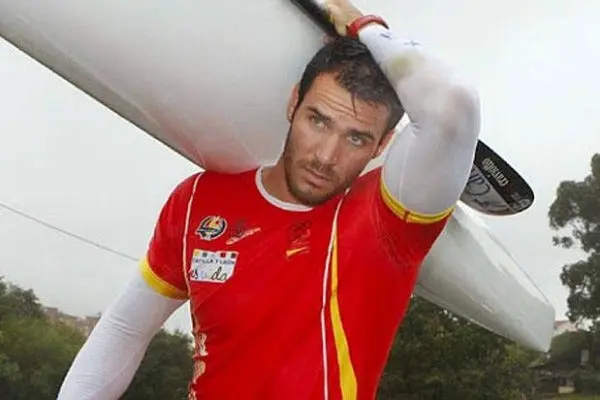 Iván Pastor, líder en la clasificación de windsurfistas