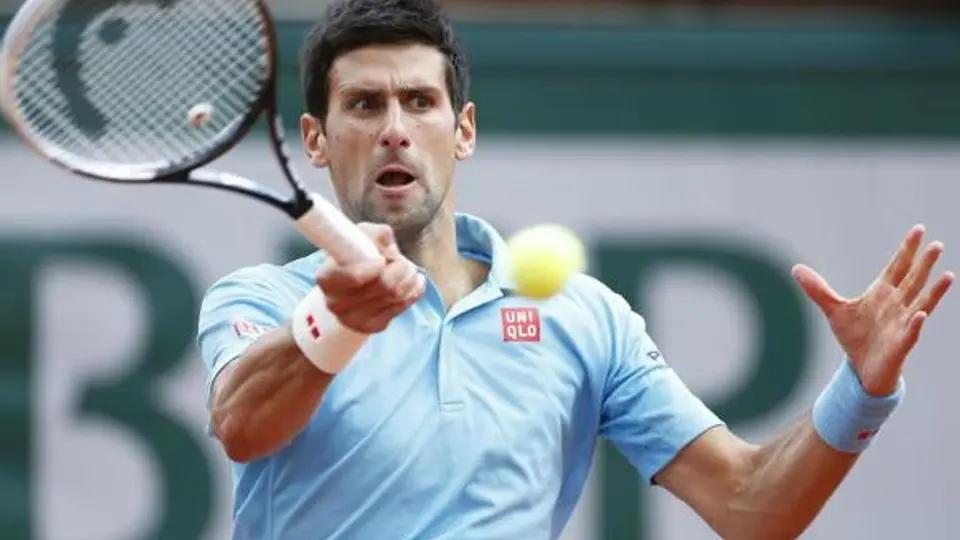 Djokovic avanza a tercera ronda en Roland Garros