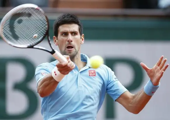 Djokovic avanza a tercera ronda en Roland Garros