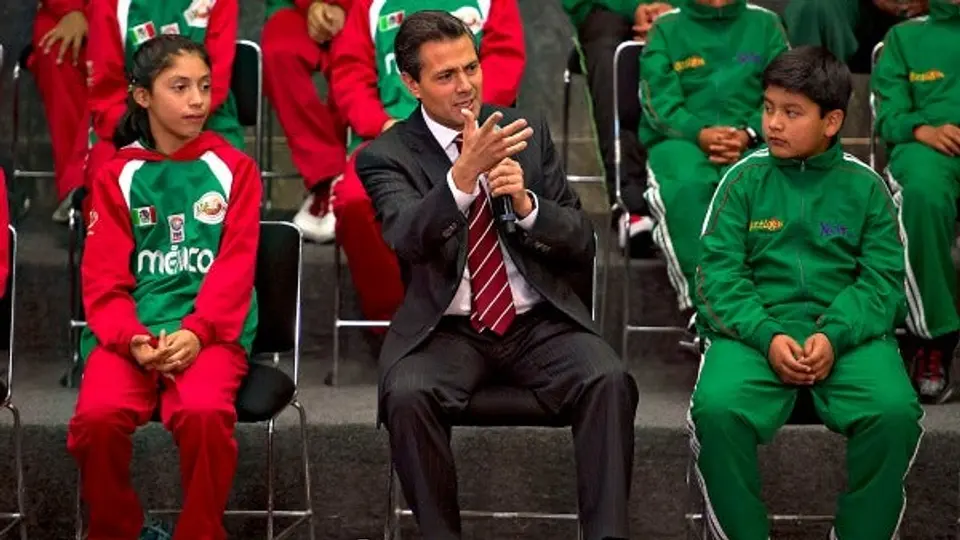 Peña Nieto felicita a los niños 'Triqui' y las 'Bayonetas'