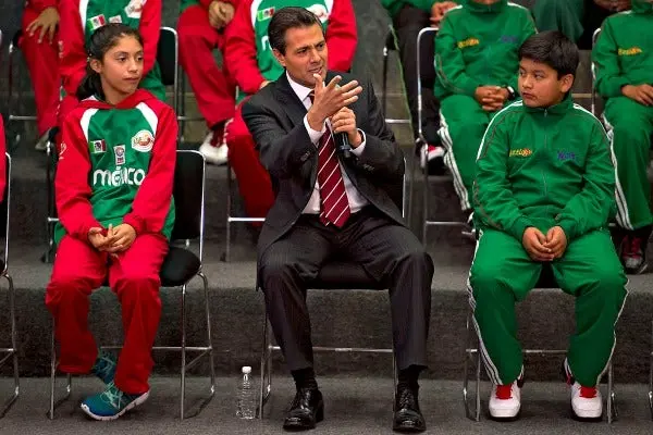 Peña Nieto felicita a los niños 'Triqui' y las 'Bayonetas'