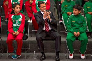 Peña Nieto felicita a los niños 'Triqui' y las 'Bayonetas'
